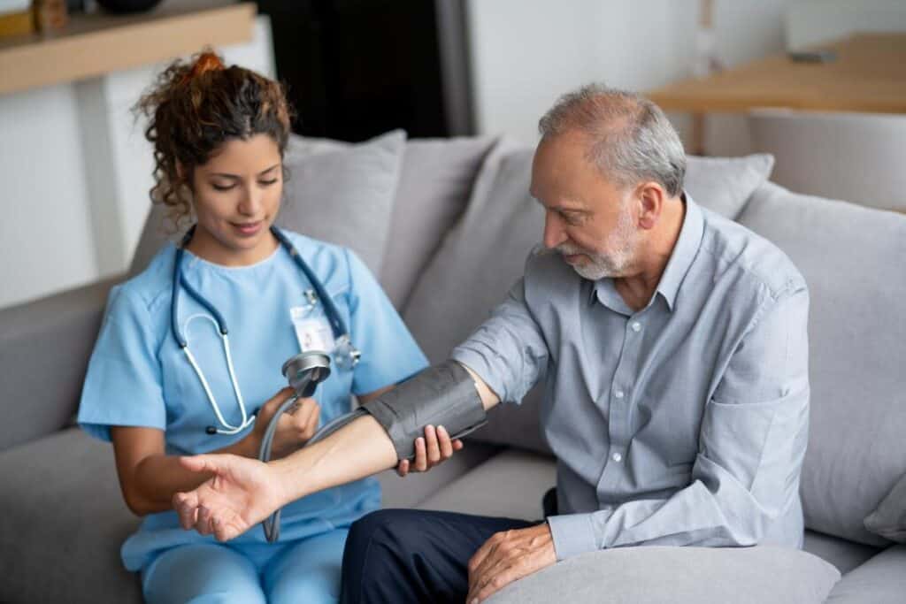 Enfermera tomando la presión arterial durante la Valoración pre anestésica